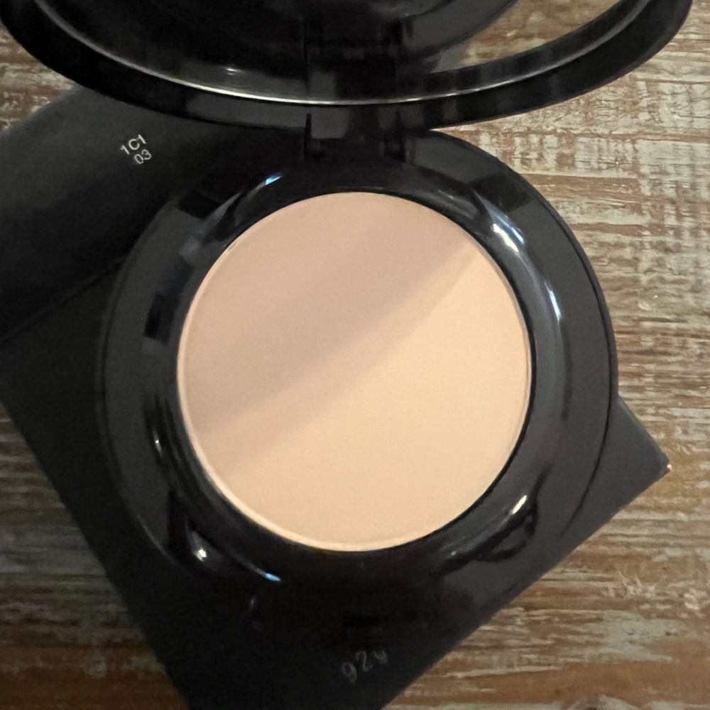 LAURA MERCIER Smooth Finish Foundation Powder SPF 20 UVB/UVA 1C1 03